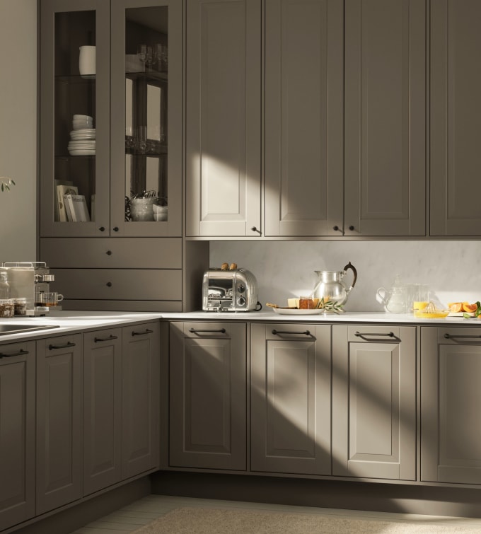 Eksklusivt tradisjonskjøkken med herskapelig preg. Klassiske speilfronter med fylling og markerte profilspor som gir dybdevirkning og skyggespill. Herregaard leveres med fronter i MDF eller eik.