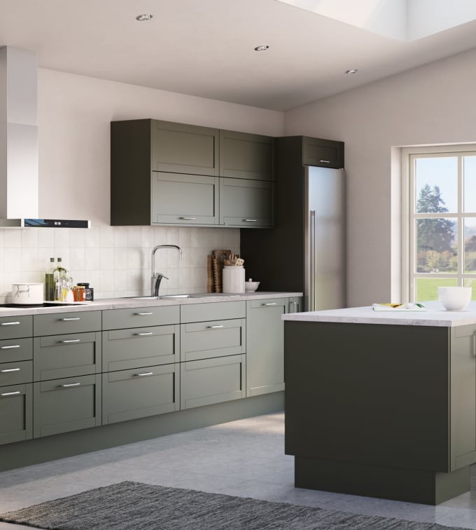 Rustikk og landlig kjøkkenmodell i heltre eik. Front med enkel ramme og slett fylling gjør at du kan variere uttrykket på kjøkkenet fra det helt moderne til det rustikke landlige preget alt etter hvilket tilbehør du velger.