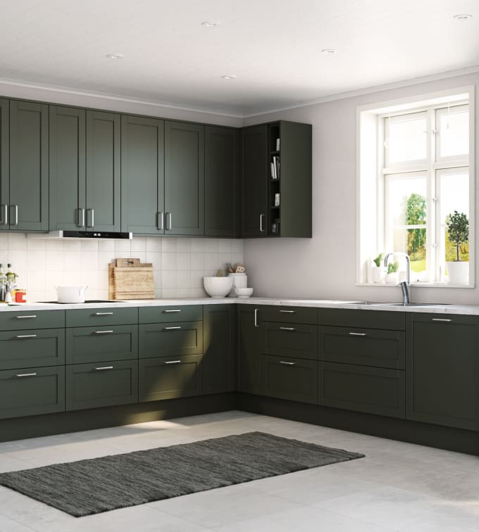 Rustikk og landlig kjøkkenmodell i heltre eik. Front med enkel ramme og slett fylling gjør at du kan variere uttrykket på kjøkkenet fra det helt moderne til det rustikke landlige preget alt etter hvilket tilbehør du velger.