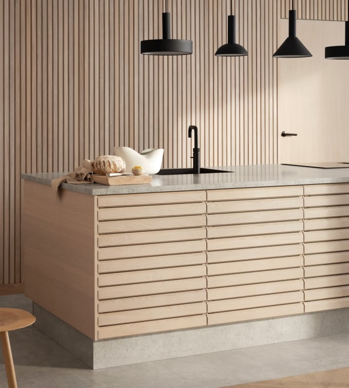 Kjøkkenmodellen Eikeli representerer en lun og nordisk eiketrend. Med sine malte lamellfronter i heltre eik, byr modellen på referanser til både kulinarisk bistro og urbane kafémiljøer.  Eikeli fåes kun som underskap.