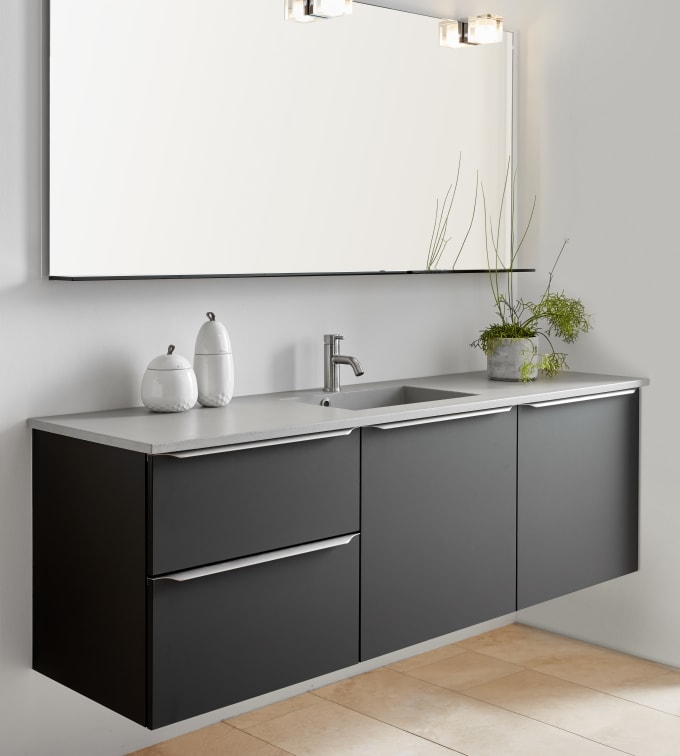 Minimalistisk badeværelse Newline fra INVITA med diskrete dansk design greber som tilføjer et elegant udtryck