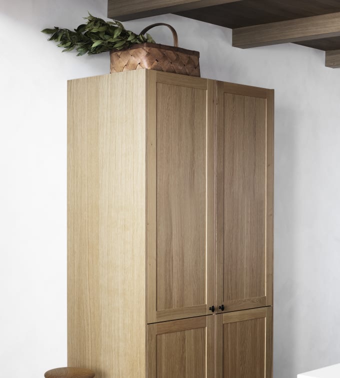 Square eg køkken højskab fra INVITA med træfinér i natur eg