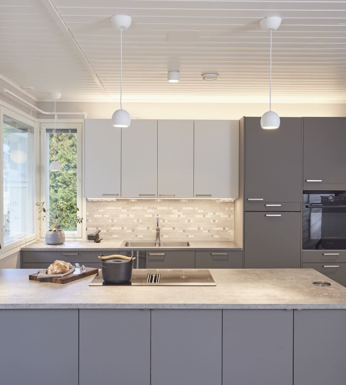 Trendikäs ja kestävä tummanharmaa ja valkoinen supermattalaminaatti keittiö keittiösaarekkeella, ruostumattomasta teräksestä valmistetut kahvat, supermatta laminaattitaso