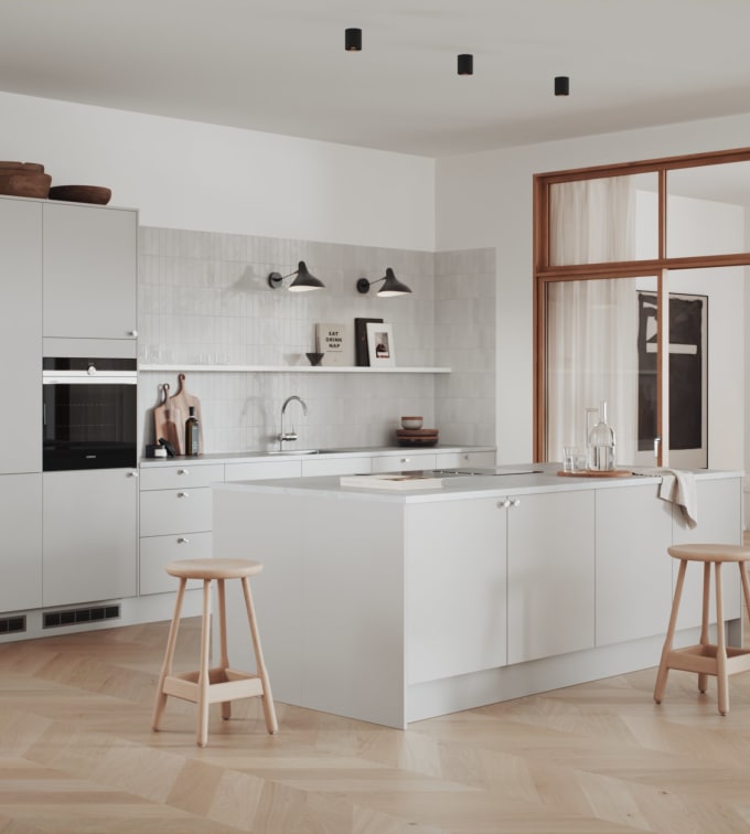 Hyperpraktisk lys grå kjøkken med renholdsvennlige fronter i malt slett MDF.