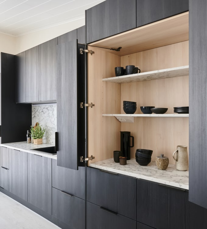 Ovimalli: melamiinia, sävy 149 hiiltynyt puu
Aamiaiskaapin tausta: melamiinia, sävy vaalea puu
Vetimet: MU20 musta lippavedin
Laminaattitaso, sävy 619 vaaleanharmaa marmori
Allas: Upotettava kvartsikomposiittiallas Stala CEG51-57B
Hana: Oras Optima 2739F