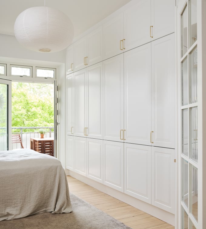 Hvid garderobe Nordic Frost fra INVITA med fyldningslåger og messinggreb