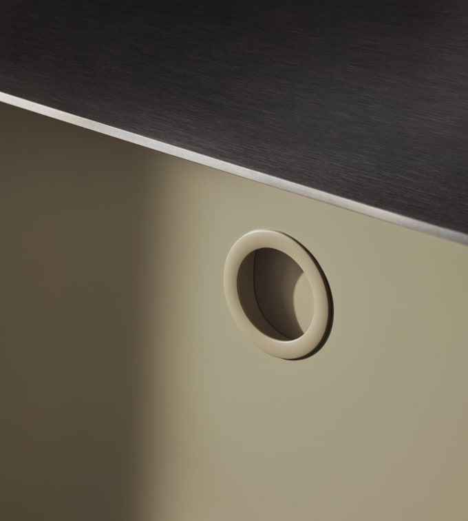 Nærbillede af infræsede greb i Jubilæumskøkken fra INVITA med grønne skaber inspireret av 1970'erne