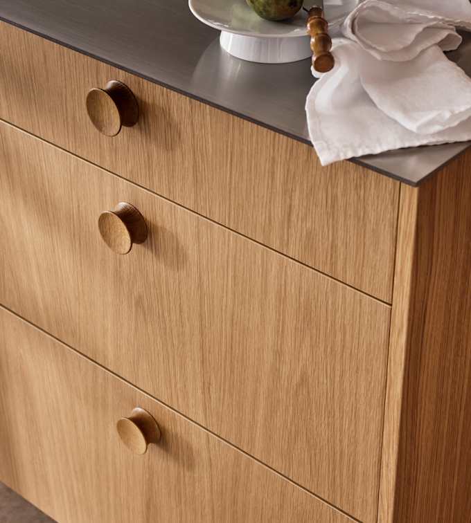 Nærbillede af køkkenlåger eg med eg greb på Jubilæumskøkken fra INVITA med elegant træfinér eg