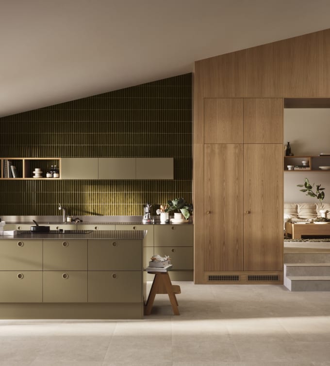 Jubilæumskøkken fra INVITA med træfinér eg, matchende vægpanel og grønne skaber inspireret av 1970'erne med infræsede greb