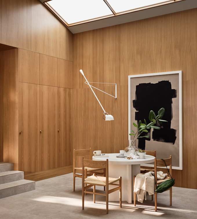 Jubilæumskøkken fra INVITA med elegant træfinér eg, matchende vægpanel og skaber inspireret av 1970'erne, hvid bord med stoler i tre