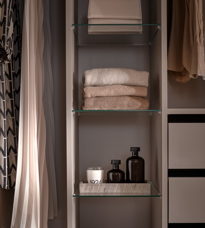 Grå innredning i garderobe