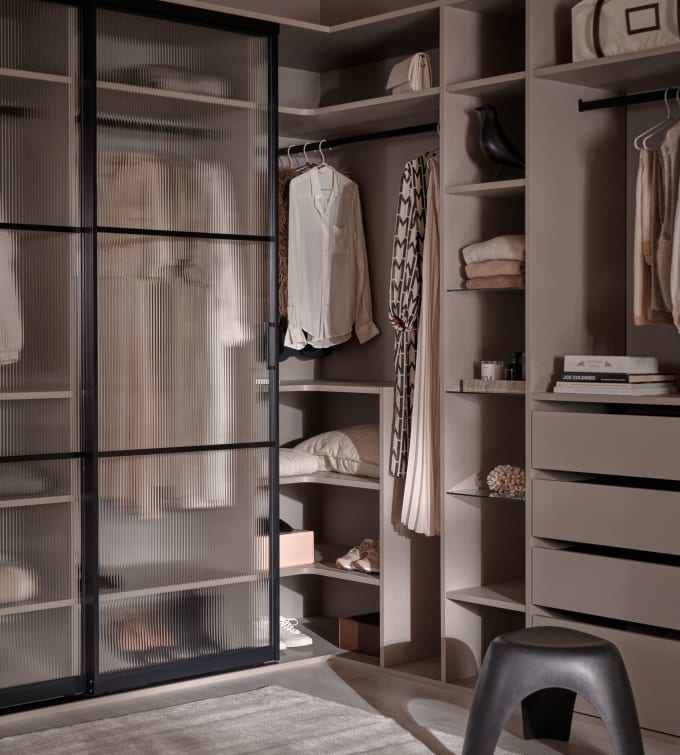 Walk-in garderobe med grå innredning