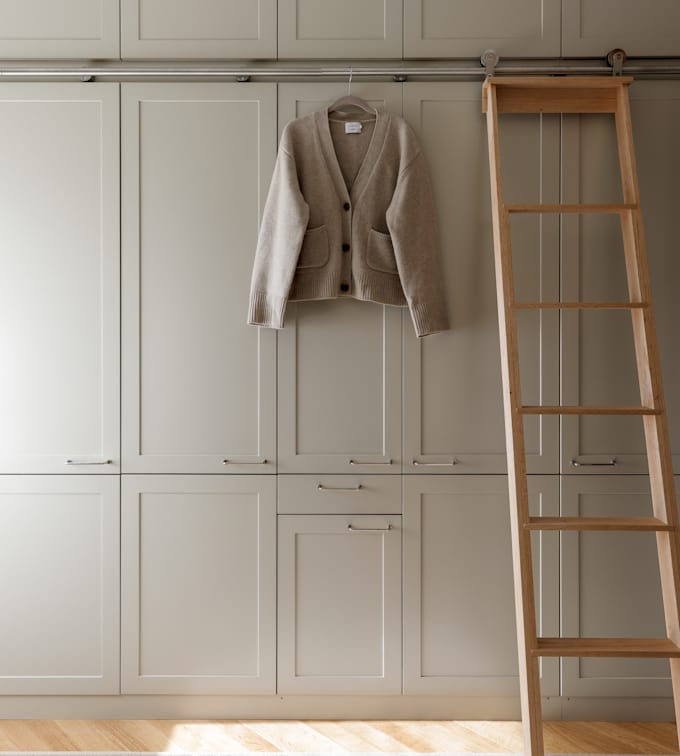 Højskab beige tidløs garderobe Square Sand fra INVITA med greb i rustfrit stål