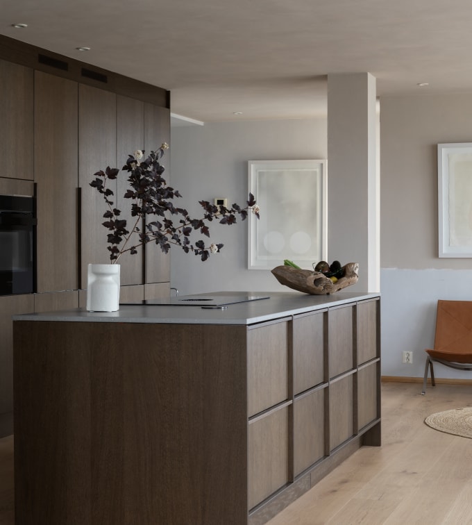 Køkkenø i brun egetræsfiner køkkenet Forever oak med matchende tre håndtag fra INVITA og beige højskabe Athena Sand