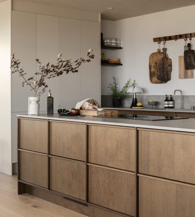 Køkkenø i brun egetræsfiner køkkenet Forever oak med matchende tre håndtag fra INVITA med beige højskabe Athena Sand