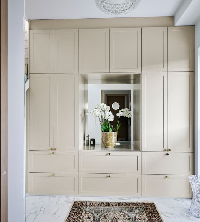 Beige tidløs garderobe Square Sand fra INVITA med åben bænk og spejl i midten med skabe rundt omkring, messinghåndtag