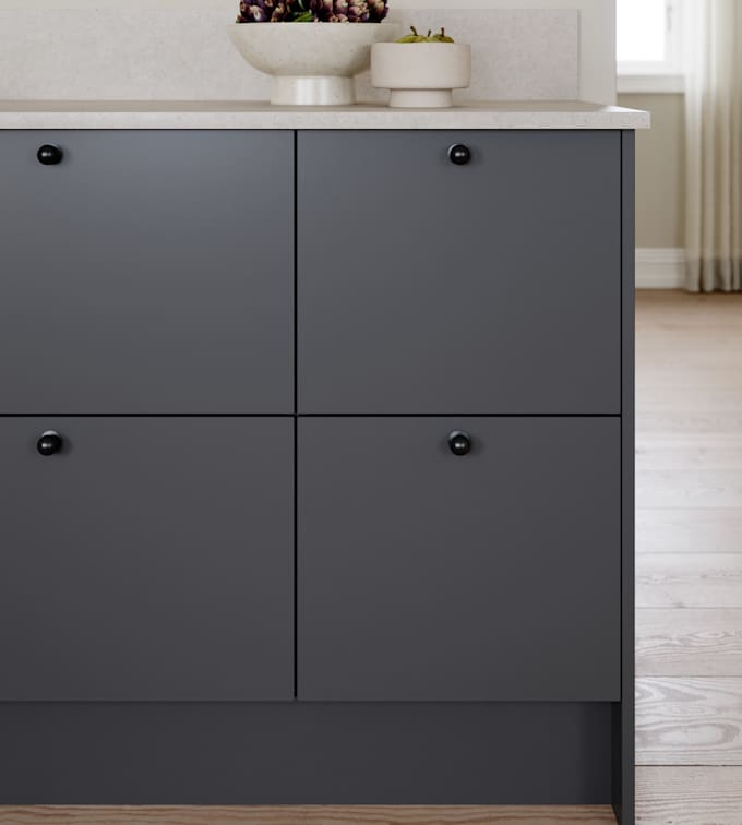 Vidde har et tidløst og minimalistisk design. Modellens enkel og rene formspråk gjør den velegnet for høye skapløsninger som gir god plassutnyttelse.