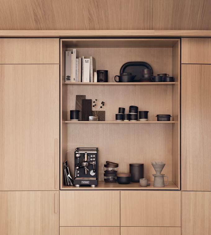 Within Wood kombinerer moderne design med gjennomtenkte funksjoner. Med vertikal trestruktur, naturlige materialer og gjennomtenkte detaljer skapes et rom som oppleves både rolig og innbydende.