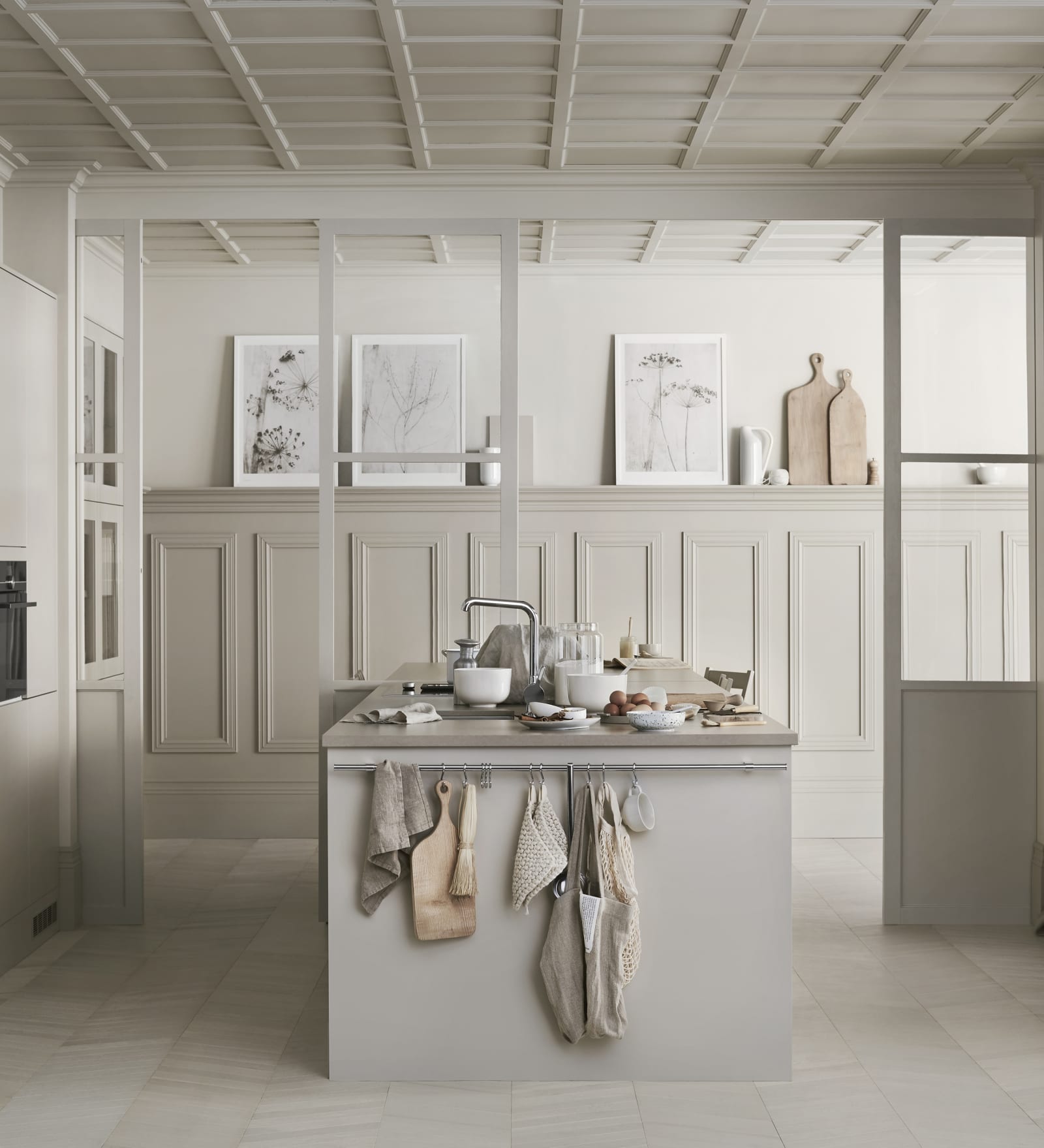 Marbodal Arkitekt plus Sand - kök i beige kulör med köksö. handtagslöst med Tip-on, bänkskiva i kvartskomposit Beach Clay.