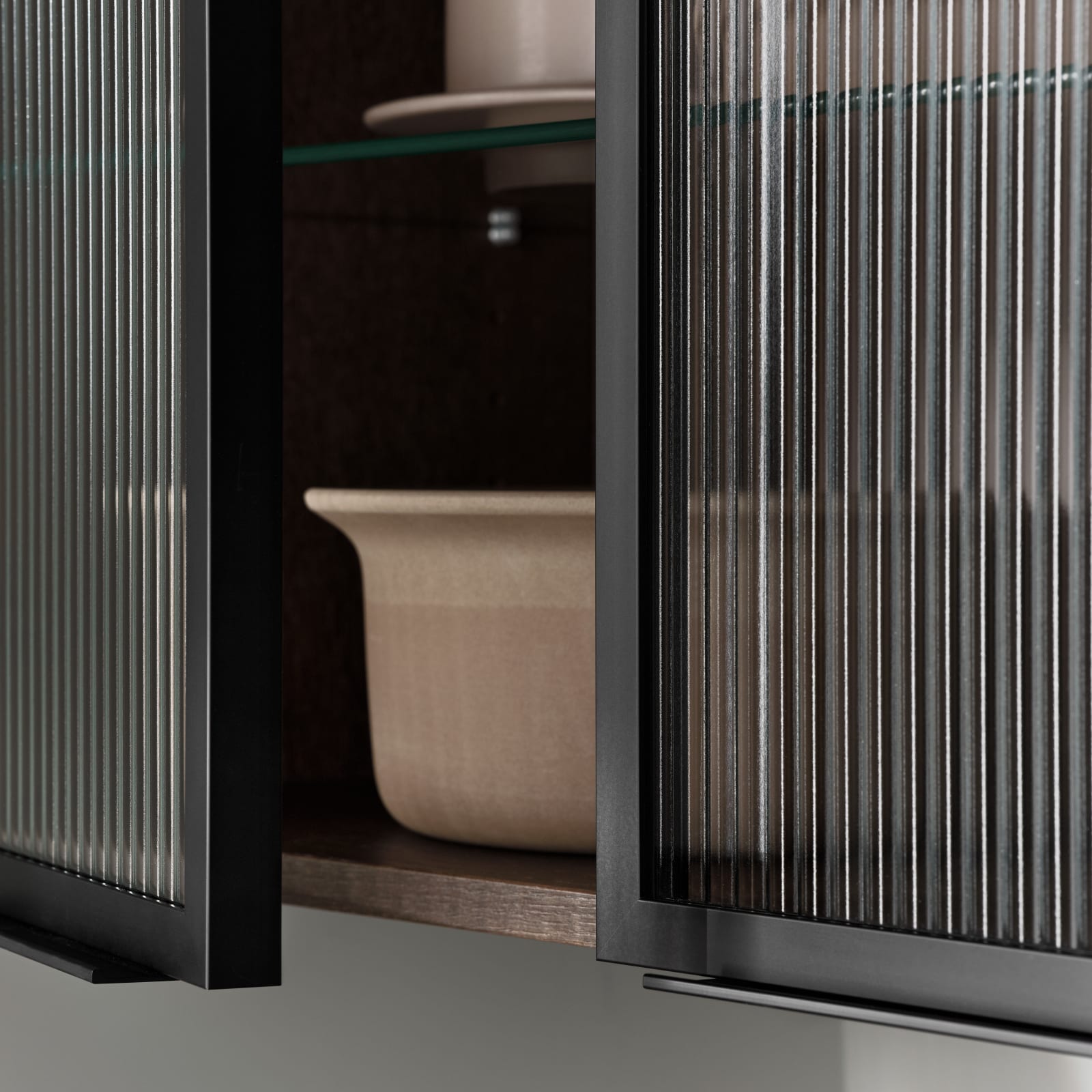 Marbodal - vitrin räfflad glaslucka med alu ram i svart