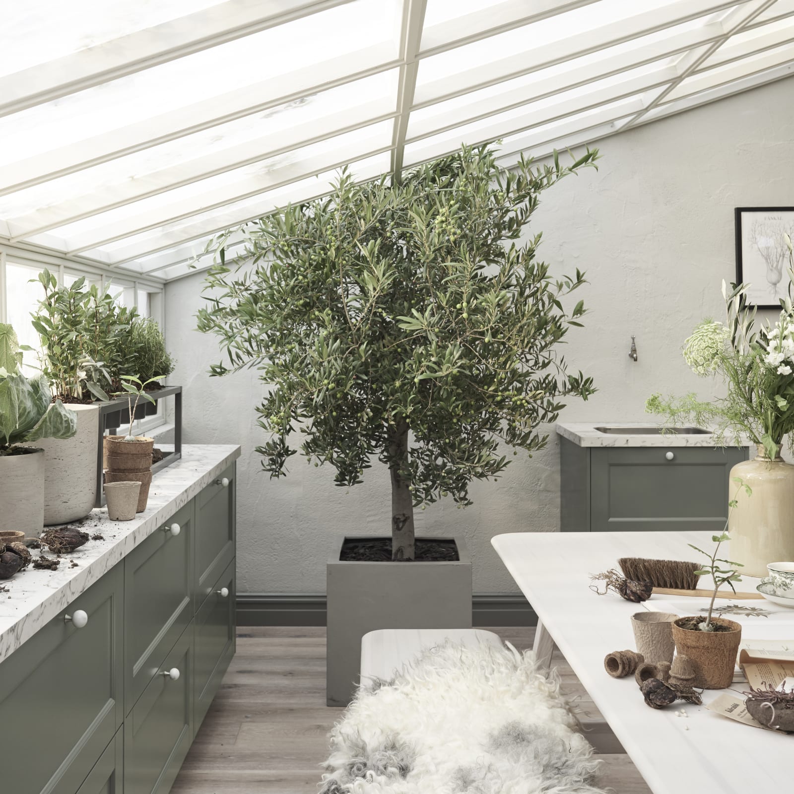 Marbodal Fagerö Tall - bänkskiva Marmor i laminat samt marmorknopp. Ramhylla med plats att så, odla och skörda.