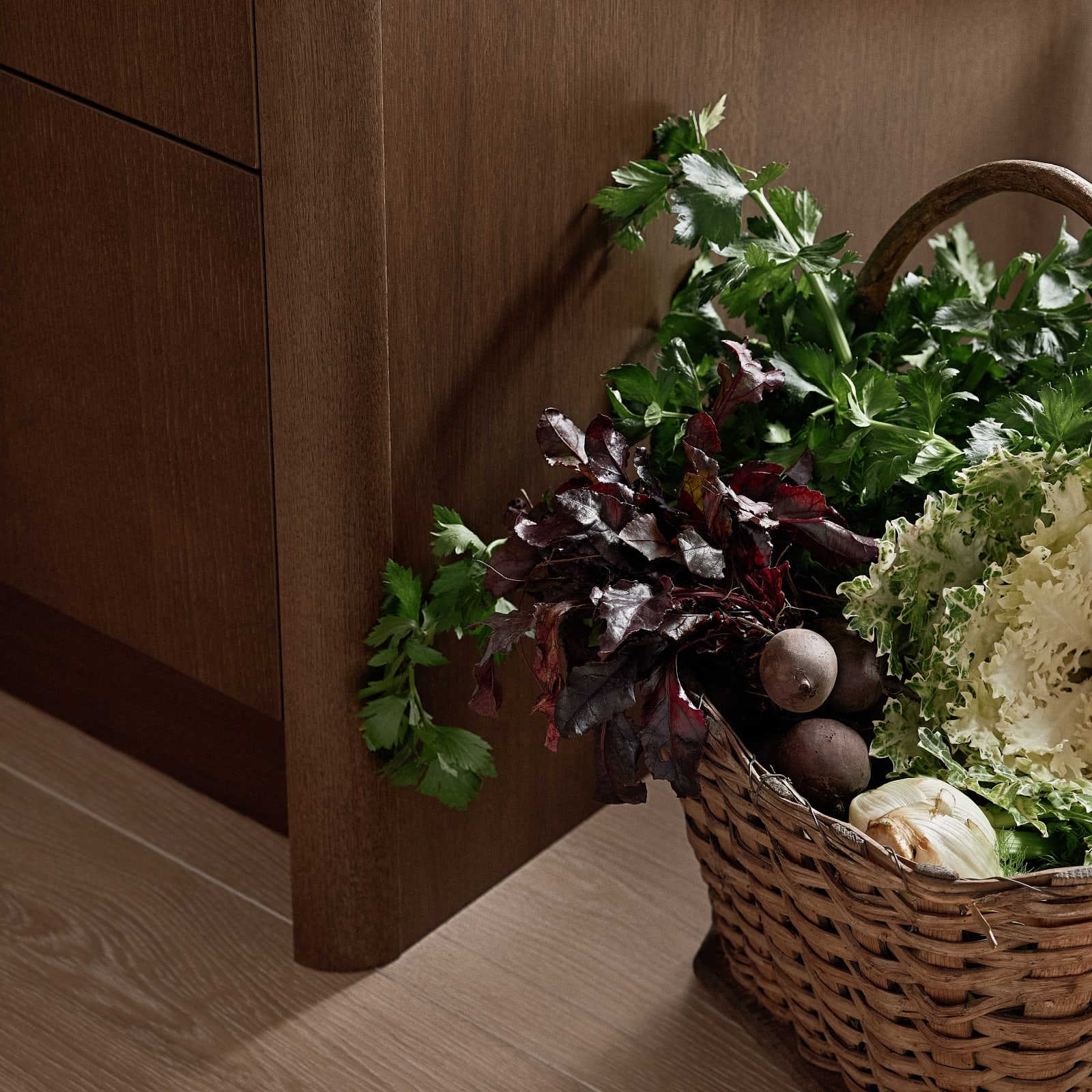 Be naturen inn og la de organiske formene møte hverdagen i Signatur Favn – et grenseløst kjøkken med naturens former i fokus.