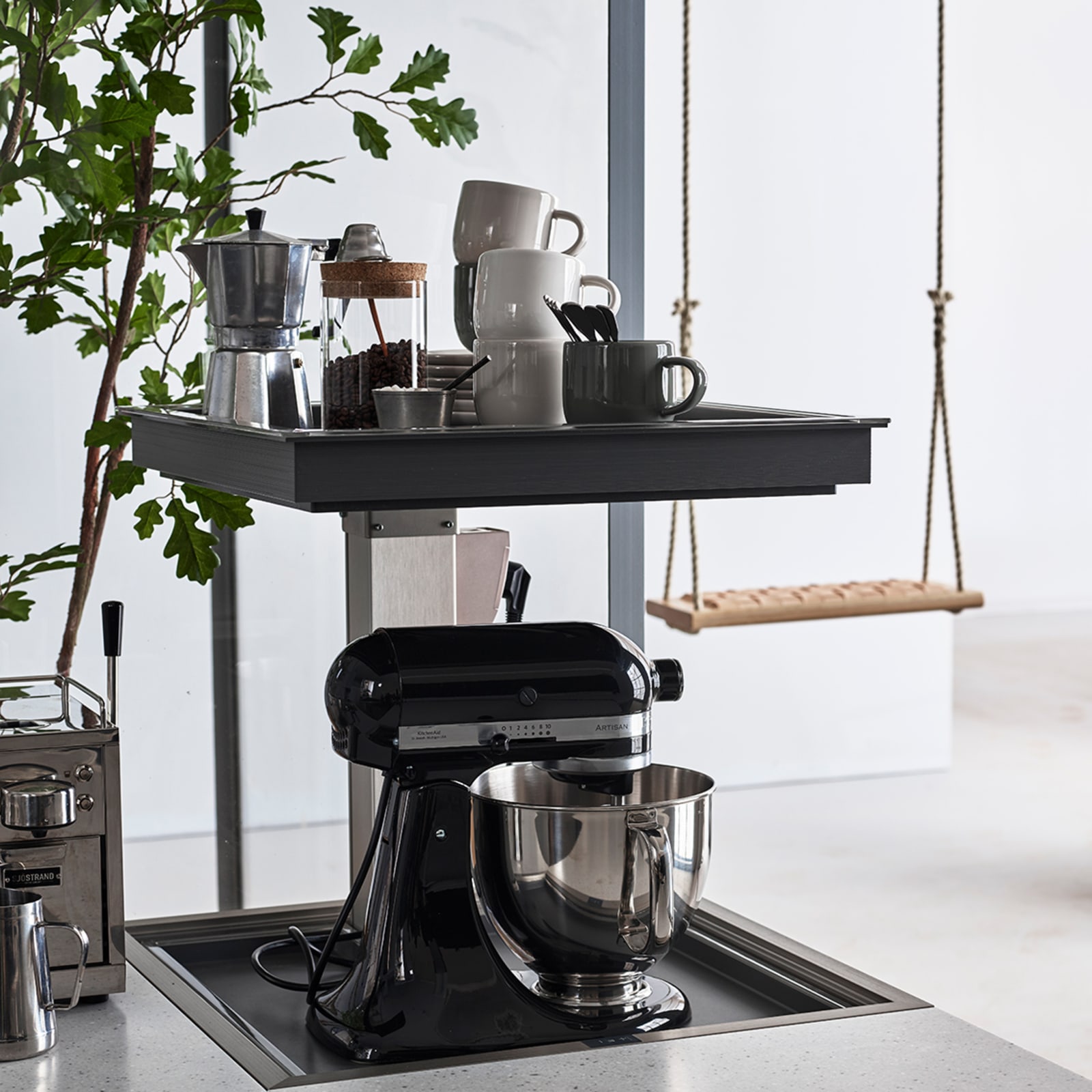 Herlig trendkjøkken med slette fronter og innfreste grep, som markerer modellens linjerene design. Horisont kjennetegnes av en klar og kjølig friskhet, noe som representerer ny nordisk design på sitt beste.