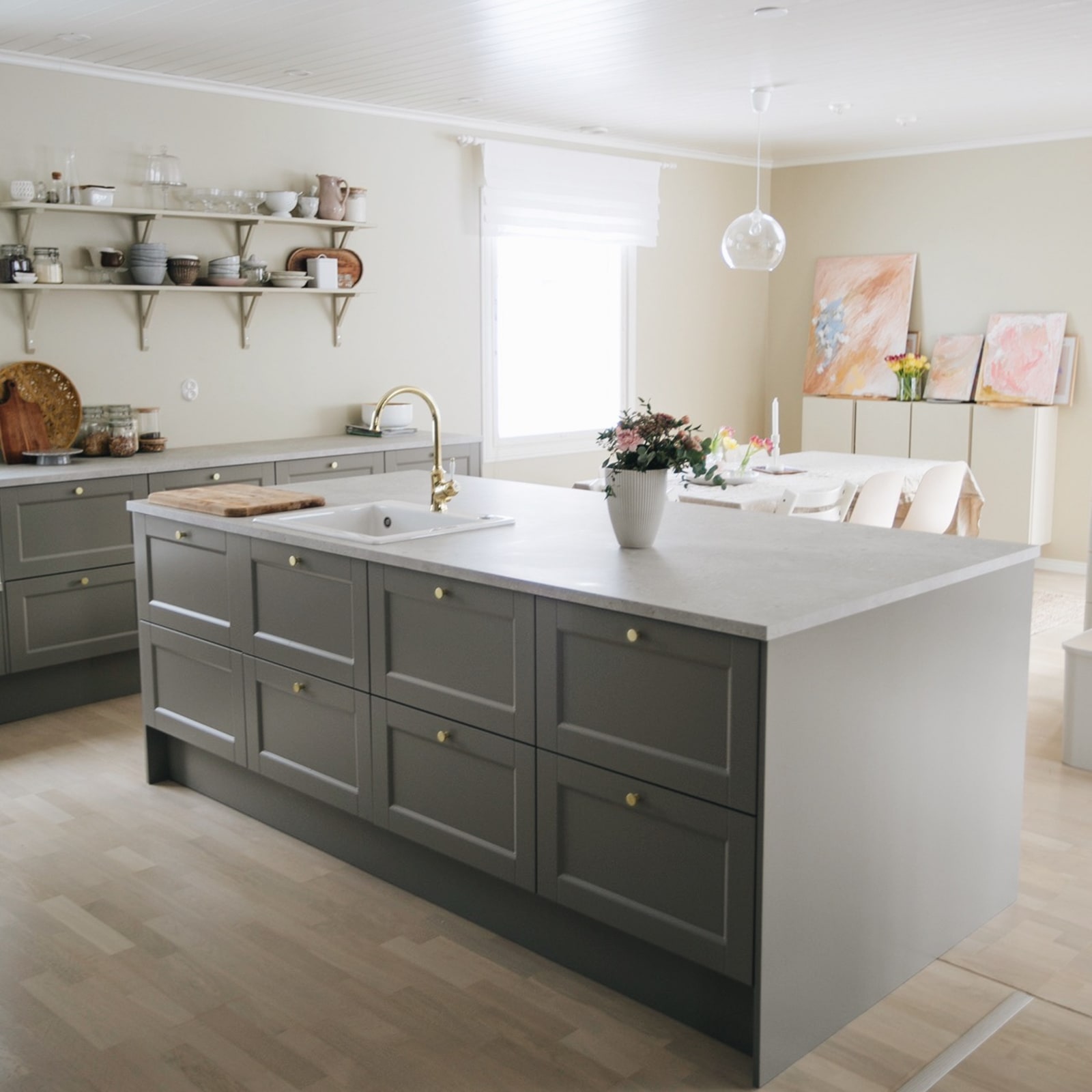 Ovimalli on Keittiömaailman Eerika, 61P, väri Luonto-värikokoelman Tähkä (Taupe)
Työtaso: vaalea Terrazzo, laminaatti.
Liesituuletin on Franke SMART DECO liesituuletin.
Franken valkoinen keraaminen pesuallas ja siihen yhdistettynä Damixan kirkas messinkinen hana.