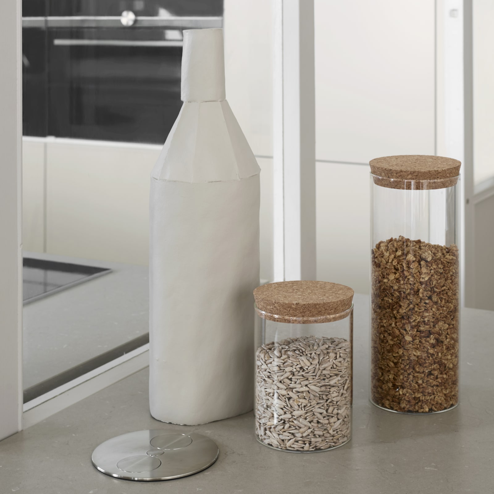 Nærbillede af lukket Powerport i beige køkkenø Athena Sand fra INVITA