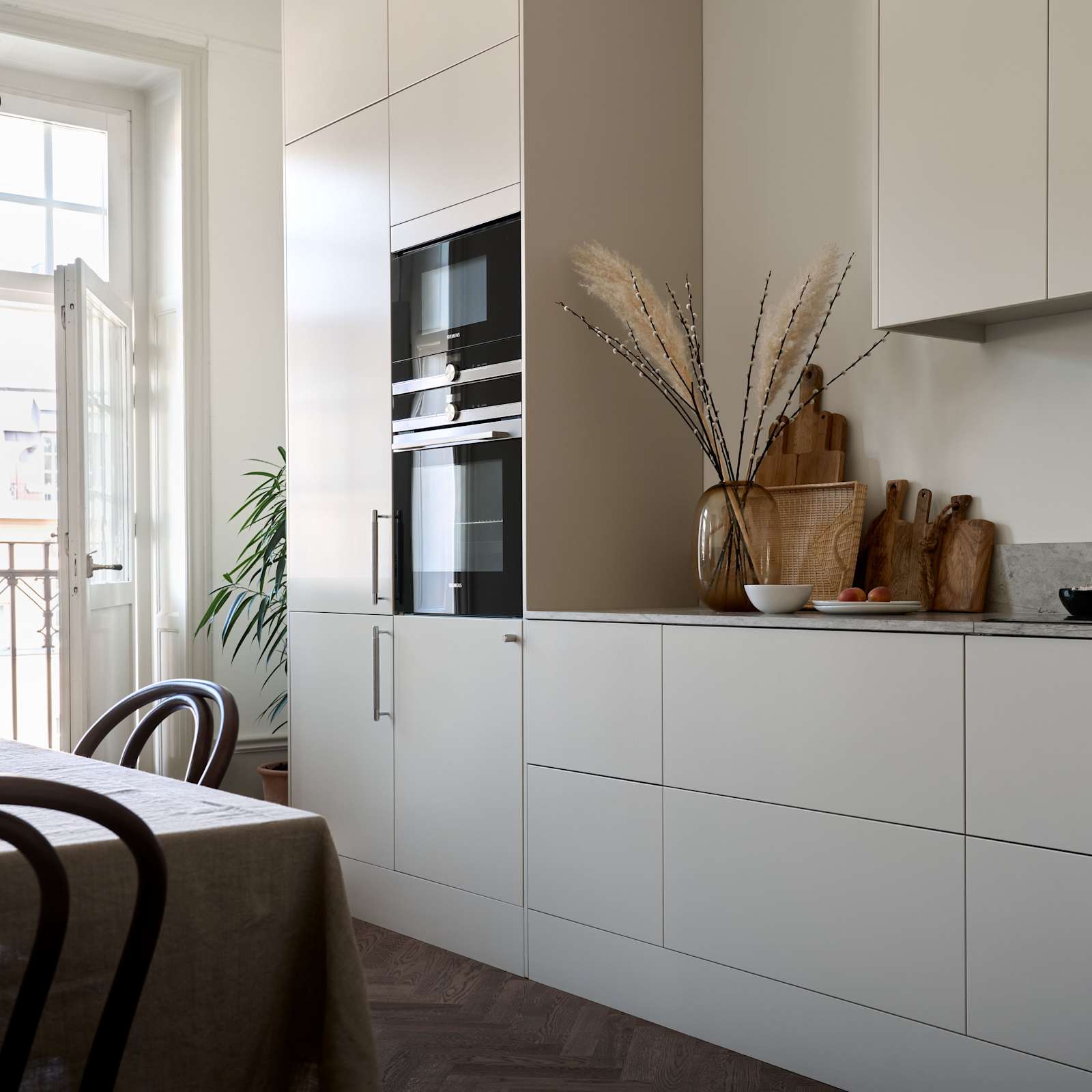 Beige køkken Athena Sand fra INVITA