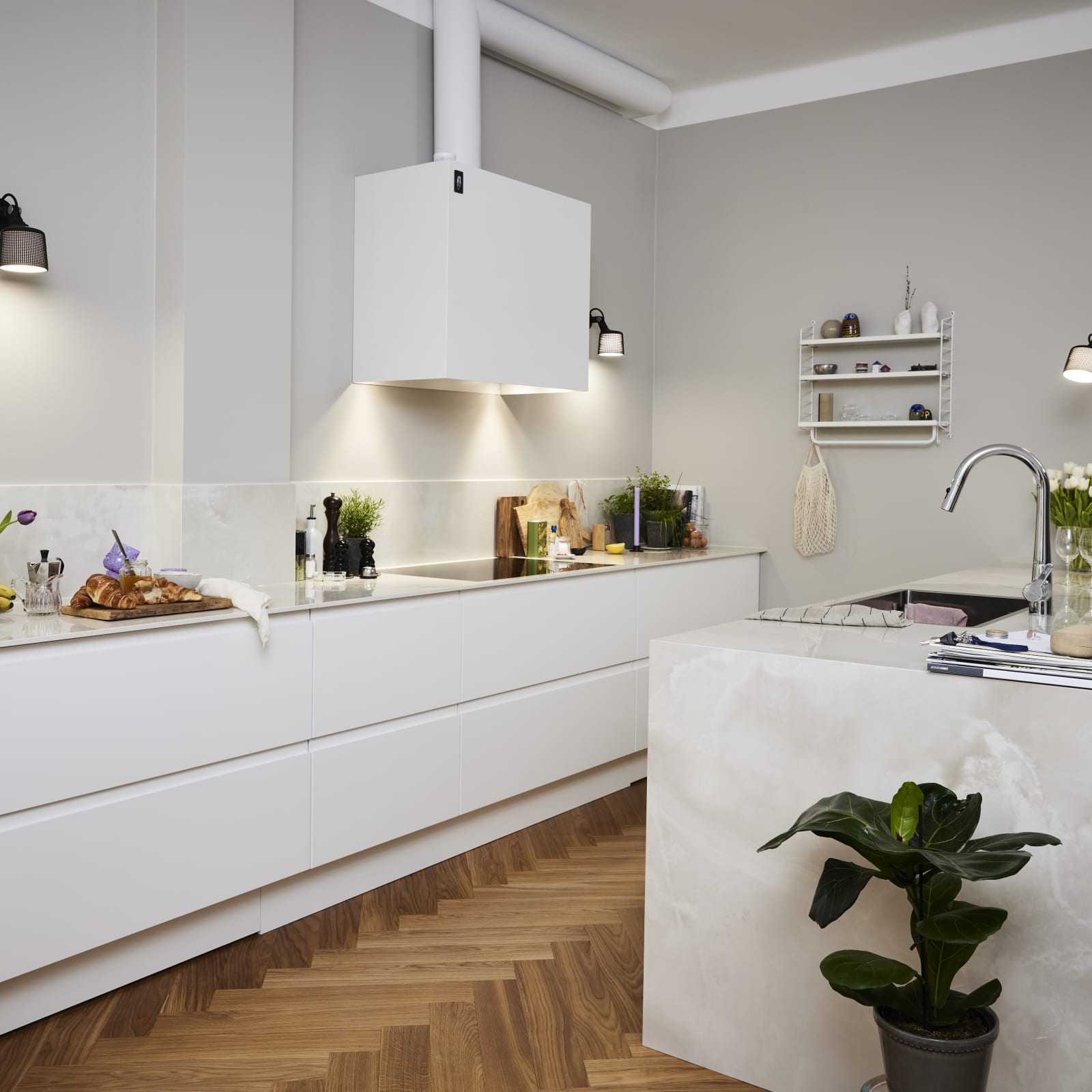 Ovet 279,969 ja saarekkeen takana 965. taso Dekton Helena, allas MX-70, hana Oras 3031F, koneet Miele