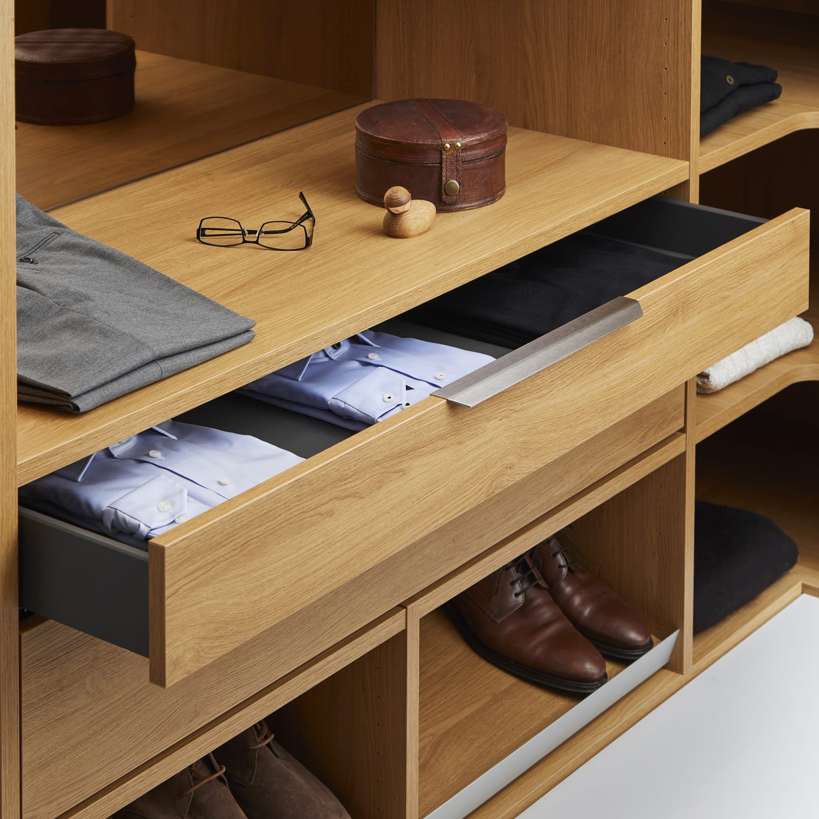 Nærbillede af lyst træ garderobeinteriør