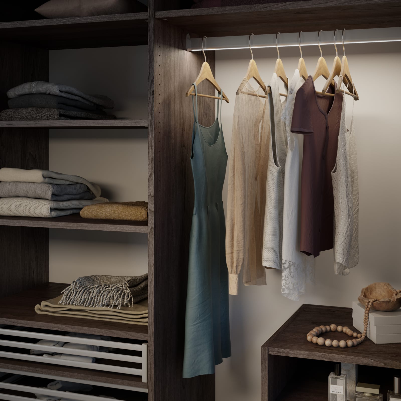 Nærbillede af mørkt træ garderobeinteriør