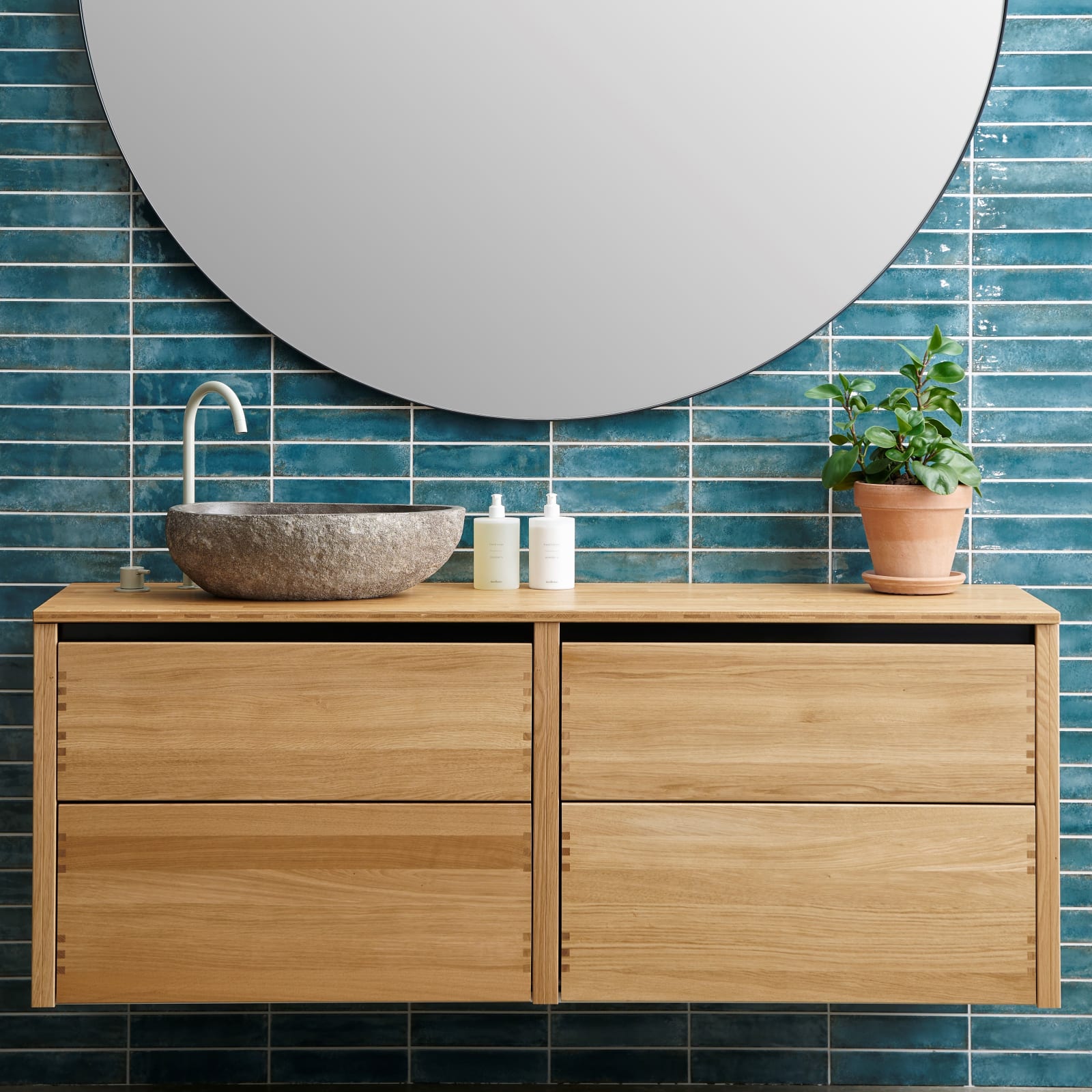 Massiv egetræ badeværelsesmøbel GLØD fra INVITA med fingertappede samlinger og grebsløse skuffer