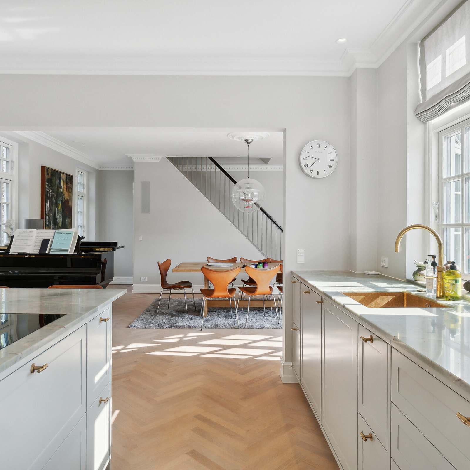 Køkken-alrum med uno form Shaker-køkken, J'Adore naturstensbordplade og køkkenvask i messing