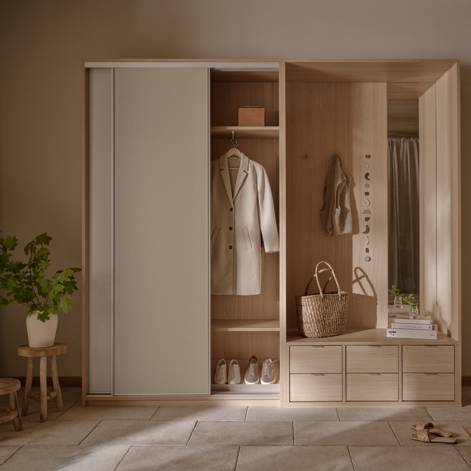 Garderob i trä med skjutdörrar i varm grå färg