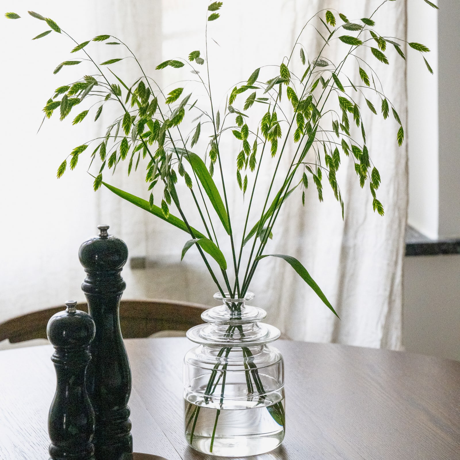 Vase på et træbord