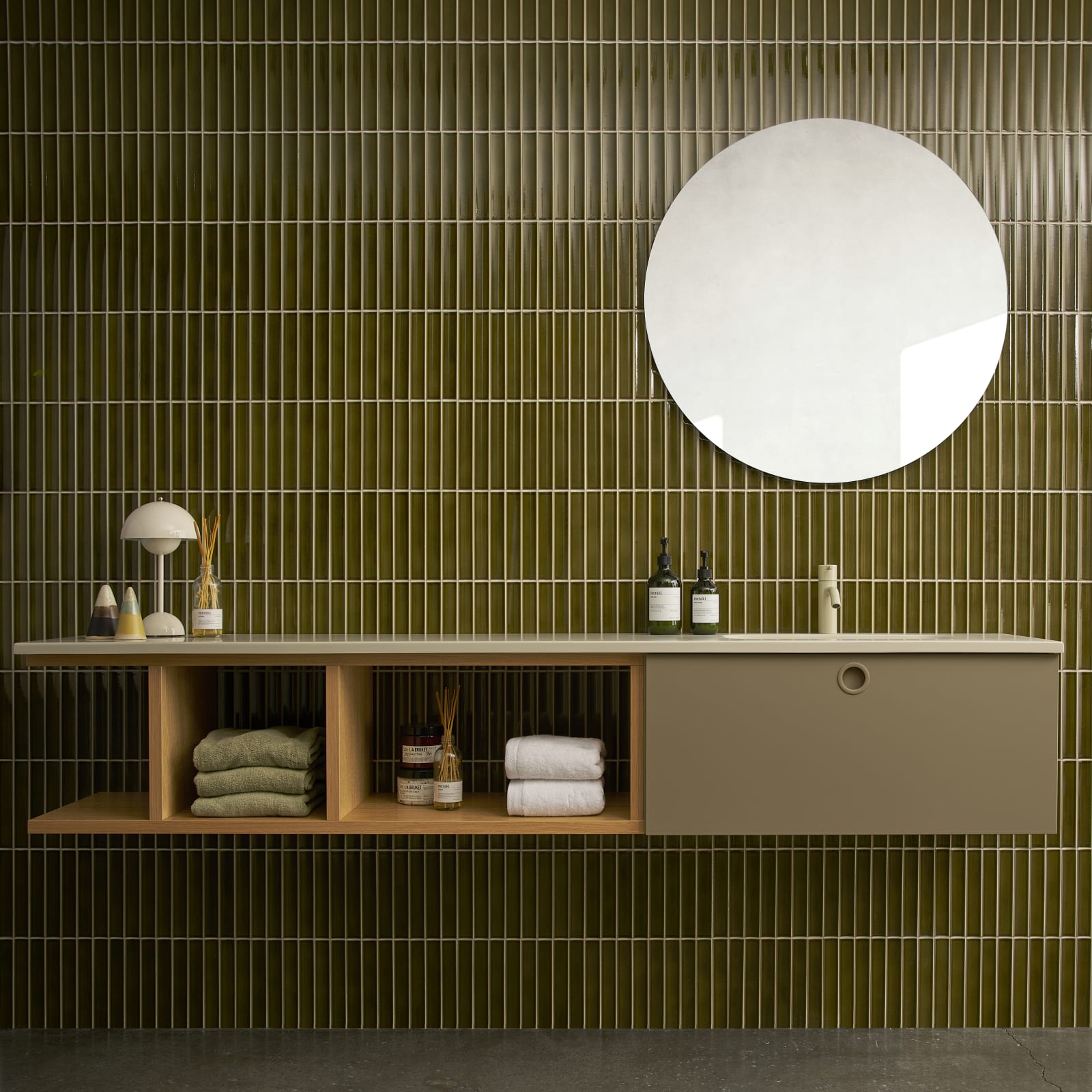 Jubilæumsbad fra INVITA med grønne skaber inspireret av 1970'erne, eg hylder og grønne fliser