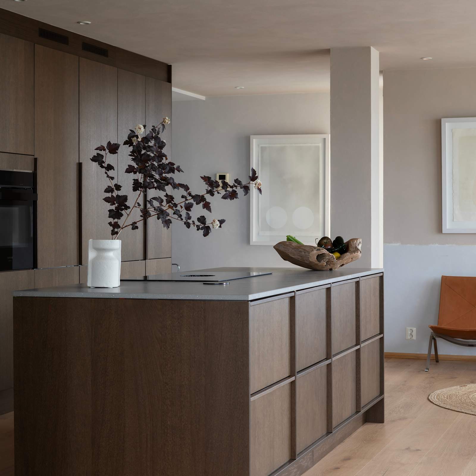 Køkkenø i brun egetræsfiner køkkenet Forever oak med matchende tre håndtag fra INVITA og beige højskabe Athena Sand