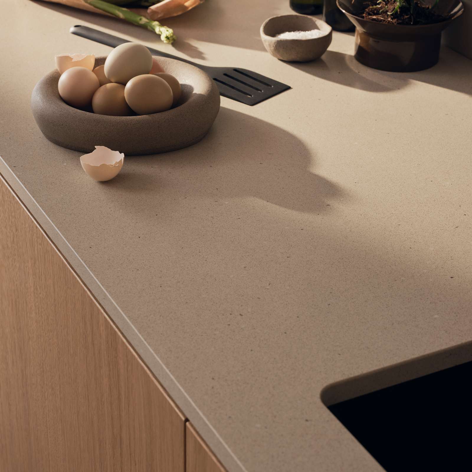 Within Wood kombinerer moderne design med gjennomtenkte funksjoner. Med vertikal trestruktur, naturlige materialer og gjennomtenkte detaljer skapes et rom som oppleves både rolig og innbydende.