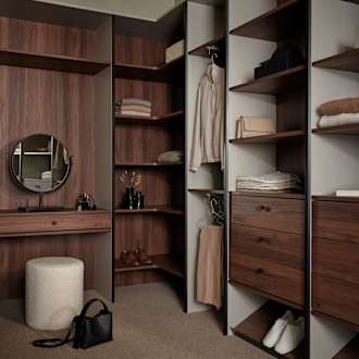 Walk-in garderobe med mørkt træ interiør
