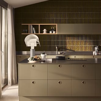 Jubilæumskøkken fra INVITA med grønne skaber inspireret av 1970'erne og grønne fliser