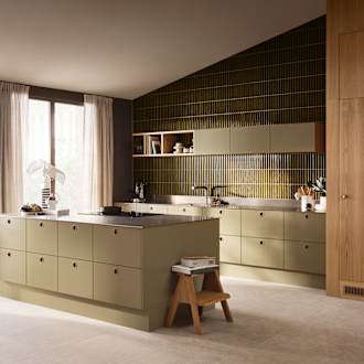 Jubilæumskøkken fra INVITA med træfinér eg, matchende vægpanel og grønne skaber inspireret av 1970'erne med infræsede greb