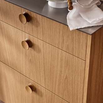 Nærbillede af køkkenlåger eg med eg greb på Jubilæumskøkken fra INVITA med elegant træfinér eg