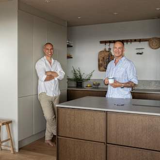 Knut och Kjartan i sitt nya Marbodalkök Signatur Ekbacken.