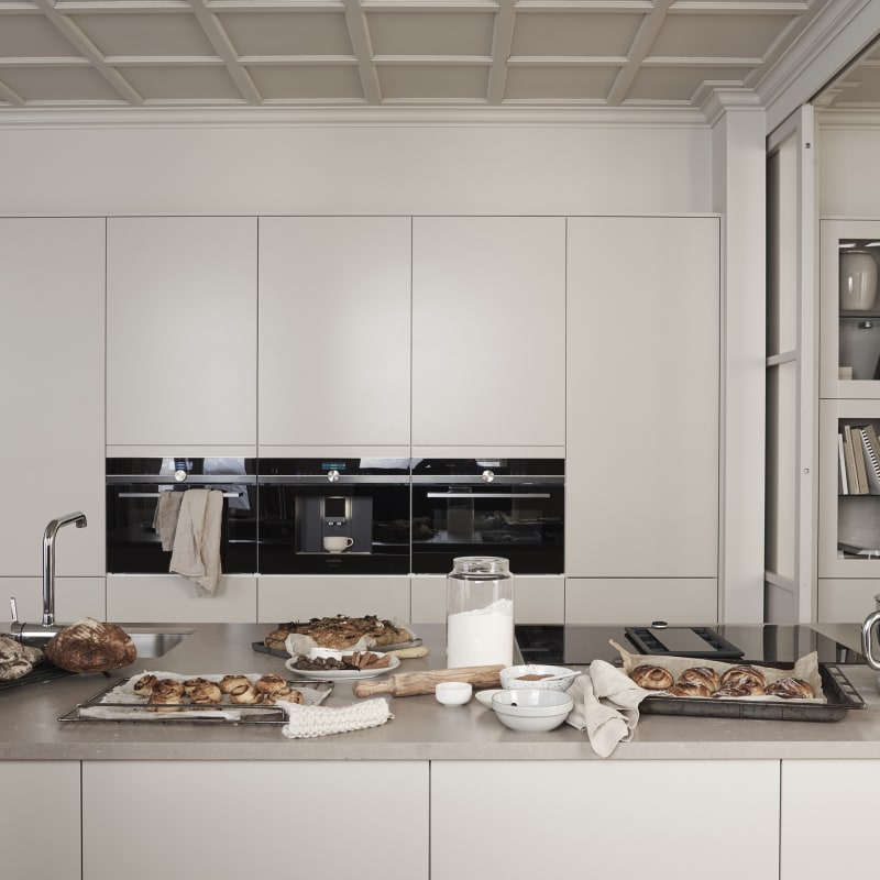 Marbodal Arkitekt plus Sand - kök i beige kulör med köksö. handtagslöst med Tip-on, bänkskiva i kvartskomposit Beach Clay.