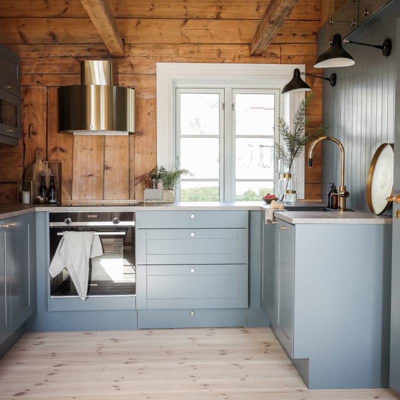 Vakkert hyttekjøkken i fargen isblå levert av Studio Sigdal Molde.