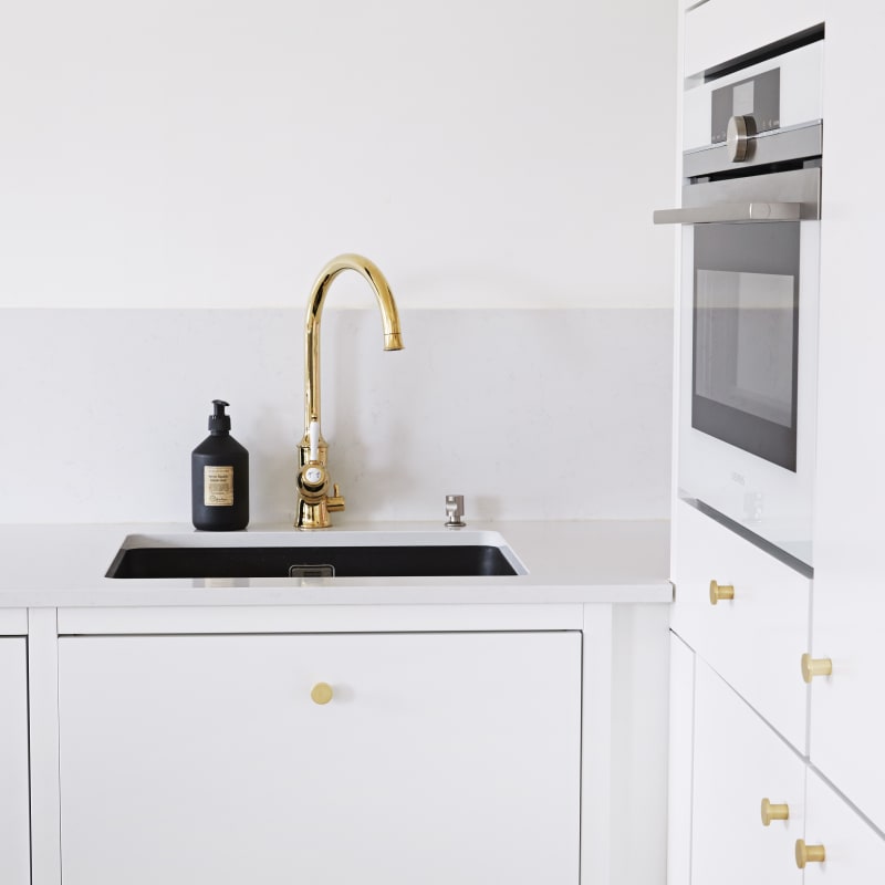 Laulaja Jannan keittiö koki täydellisen muodonmuutoksen päivittymällä vaaleaan ja avonaiseen keittiöön Huurre-Luontovärillä.