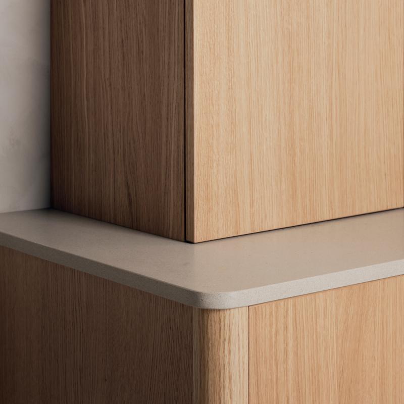 Within Wood kombinerer moderne design med gjennomtenkte funksjoner. Med vertikal trestruktur, naturlige materialer og gjennomtenkte detaljer skapes et rom som oppleves både rolig og innbydende.