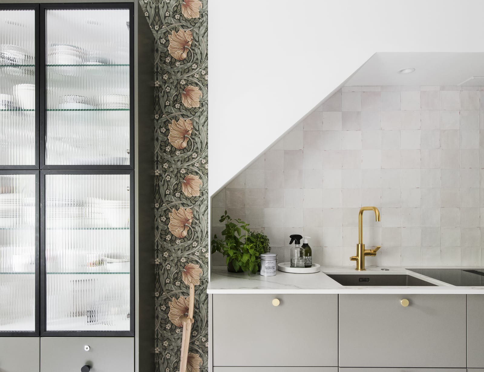Kaapit Tähkä
Vitriini Sammal
Taso Ylämaan graniitti Dekton Entzo, aamiaiskaapin sisällä laminaatti 20 mm, väri 631